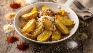 Patate sabbiose in padella croccanti con pangrattato e parmigiano